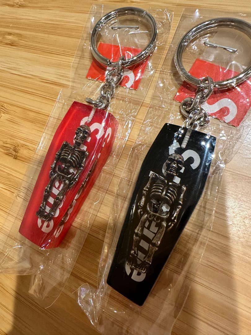 シュプリーム キーホルダー新品未開封 新品未開封 supreme Ambigram Keychain キーホルダー - メルカリ