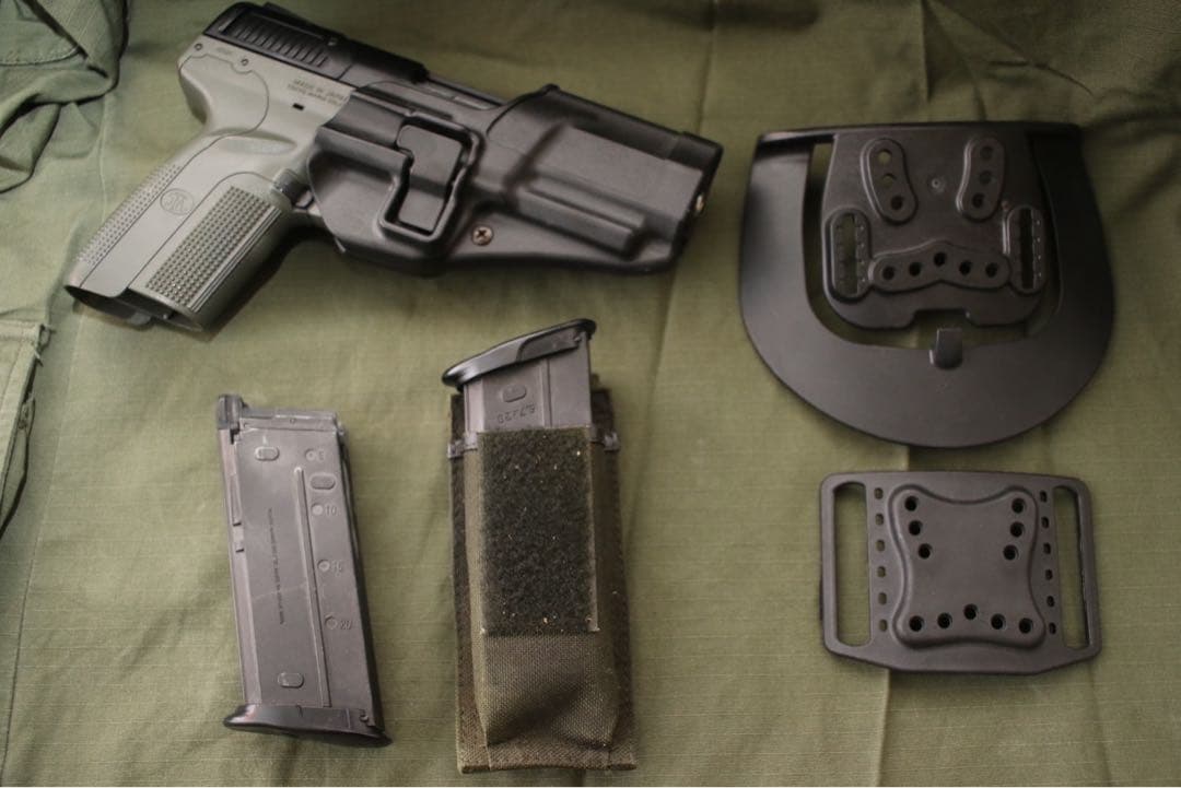 FN5-7 ガスガン ホルスター、予備マガジン付き｜FN5-7 ガスガン