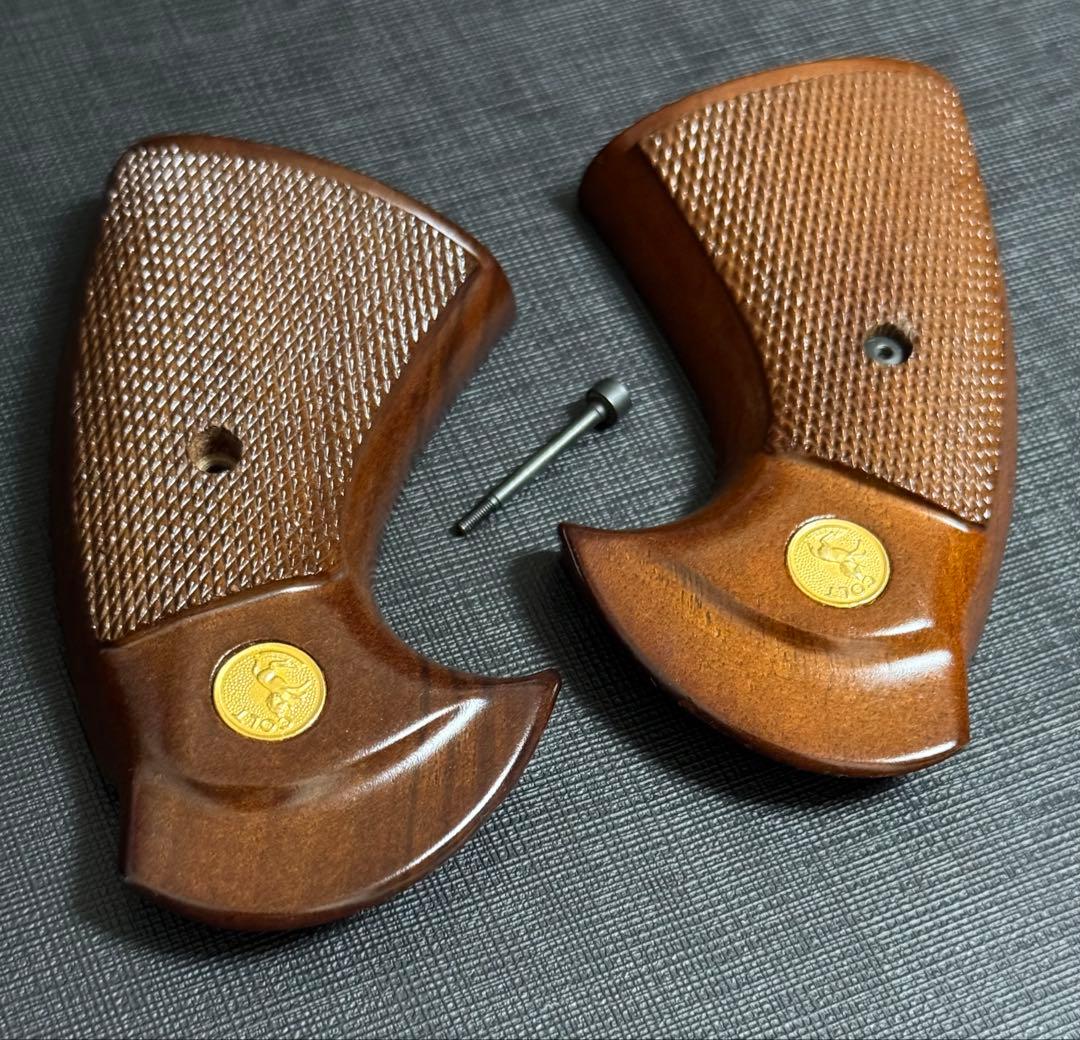 実物】コルト社純正 パイソン 3rd 前期 木製グリップ スクリュー付き