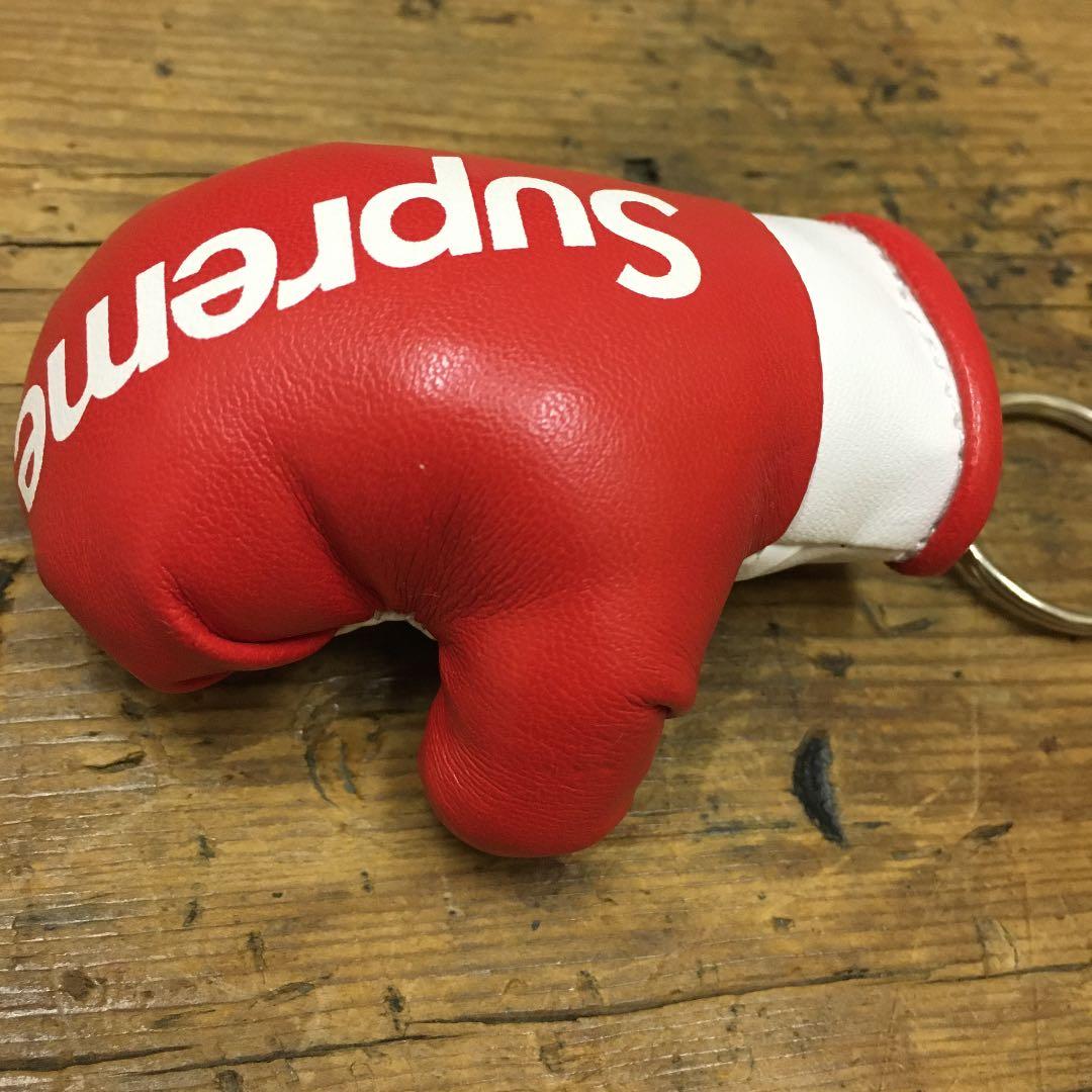 シュプリームボクシンググローブ型キーホルダー - メルカリ