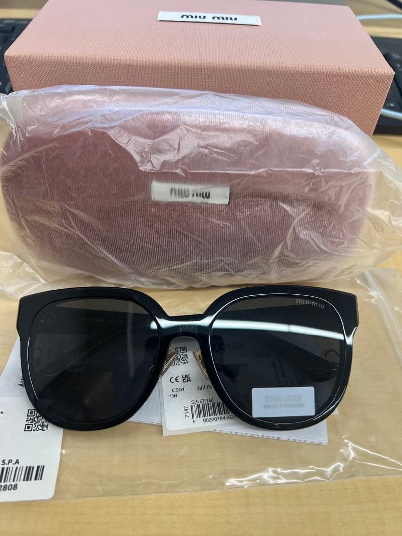 ほぼ新品 Miu Miu ブラック サングラス ケース付き