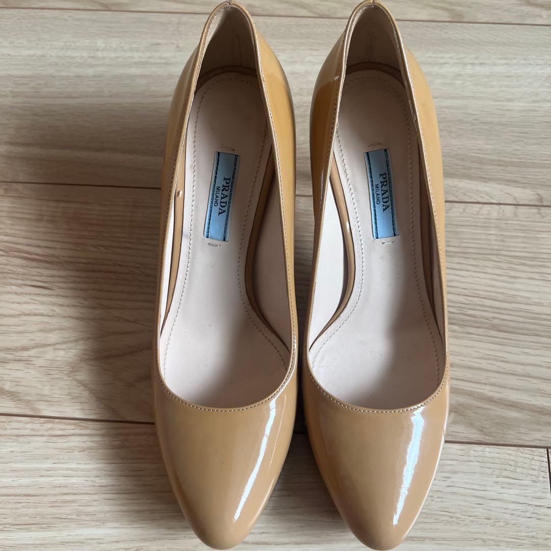 美品】PRADA プラダ エナメル パンプス ベージュ 24.5cm - メルカリ