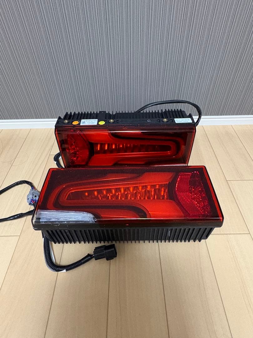 イ*チ様 三菱ふそう純正新型[24モデル]キャンターLEDテール 二連サイズ