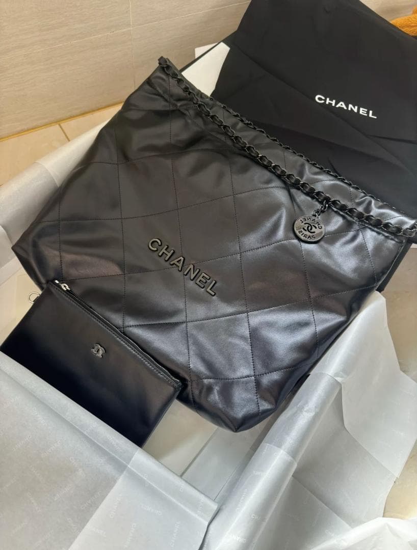 CHANEL 22 ミディアムハンドバッグ ブラック Chanel 22 handbag, Shiny calfskin & gold-tone metal , black