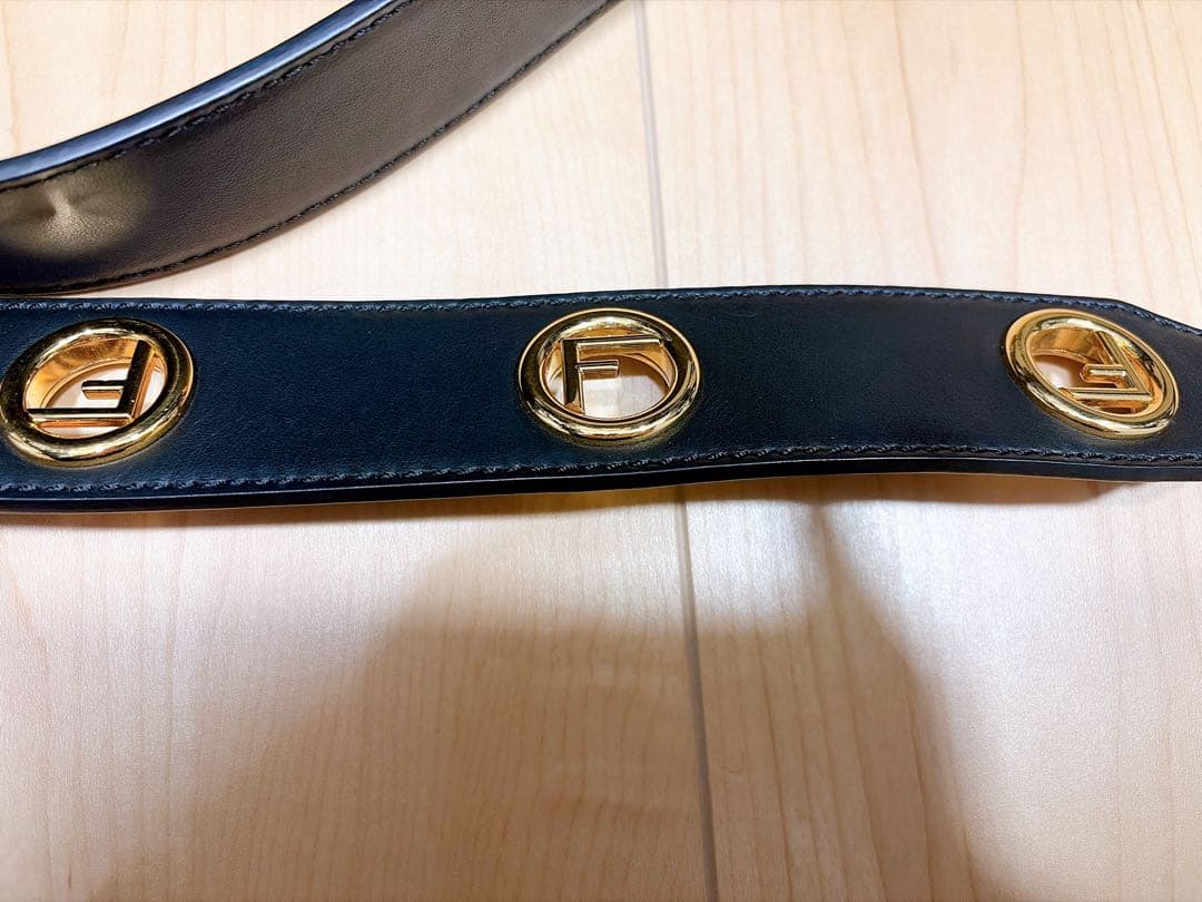 本日限定お値下げ 美品 FENDI フェンディ ストラップ キャム - メルカリ