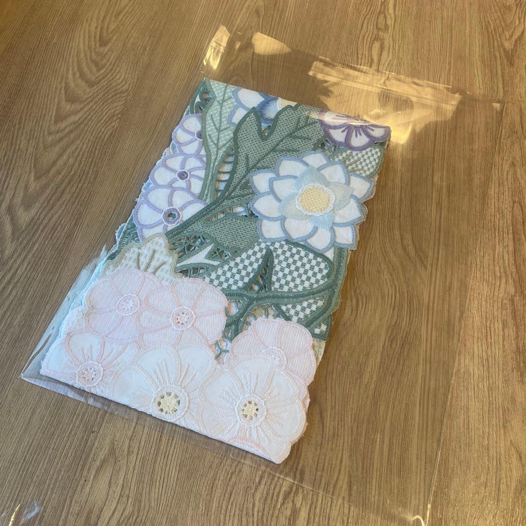 お値引き 戸塚刺繍作品 花柄テーブルセンター ハンドメイド 130✖️20
