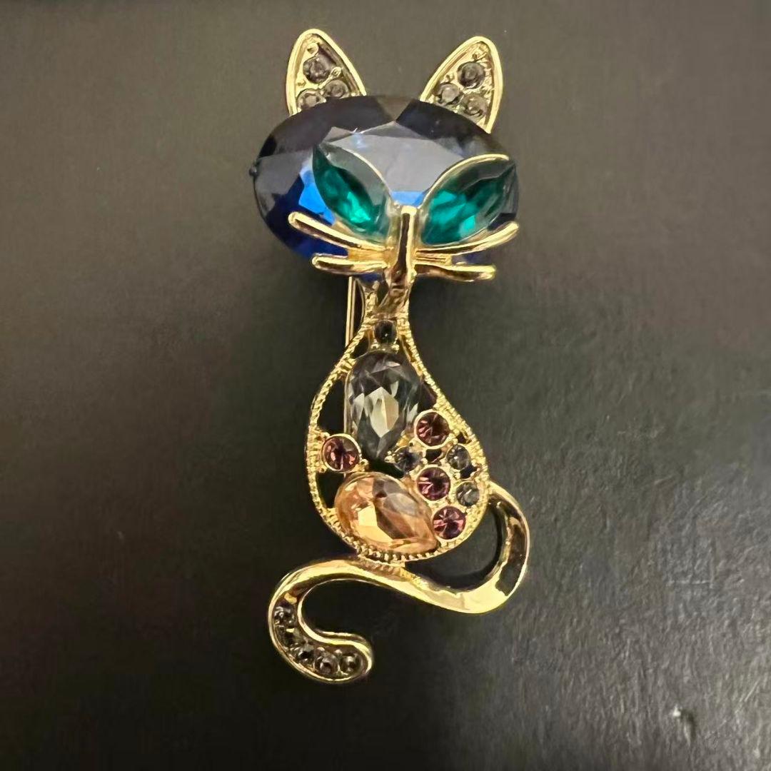 猫デザイン ブローチ ストーン ラインストーン☆キラキラ - メルカリ