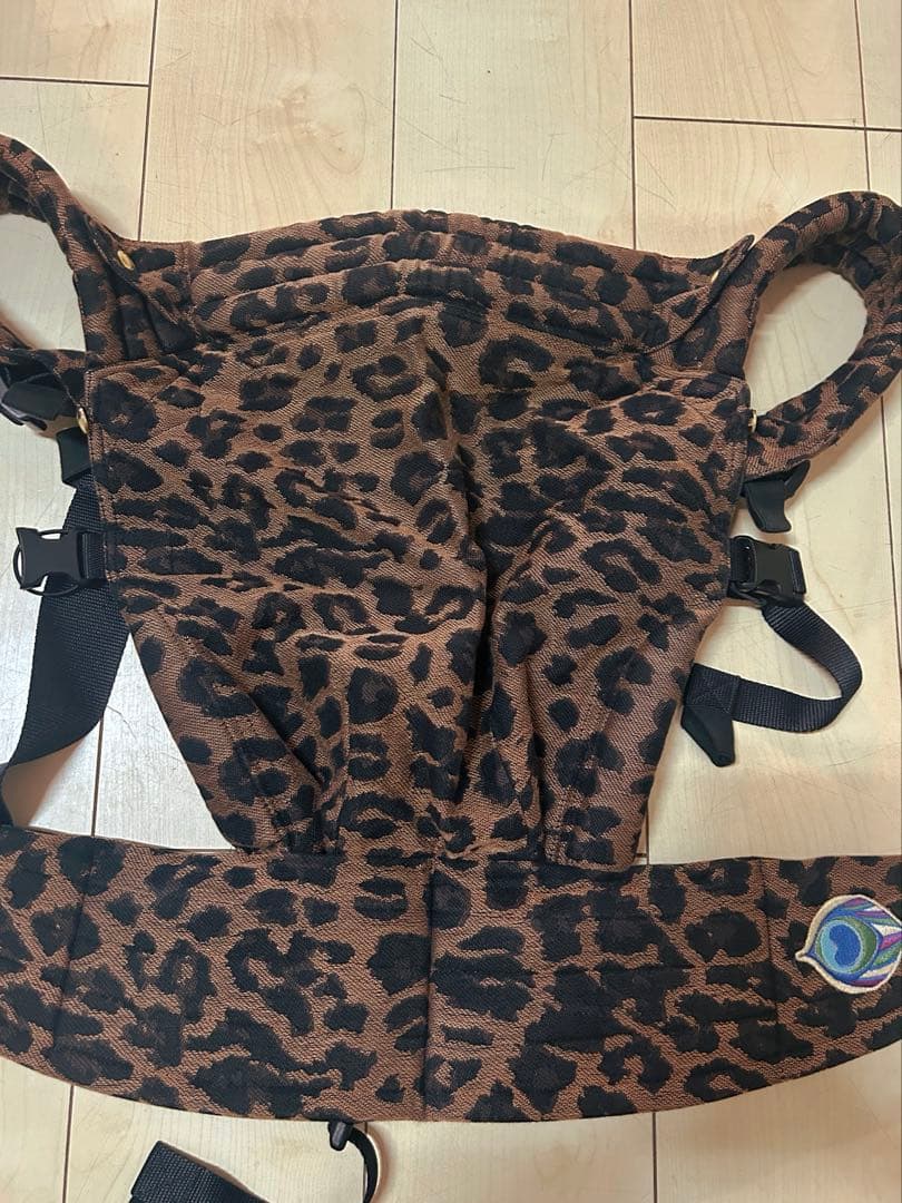 Artipoppe レオパード・クラシック 抱っこ紐 - メルカリ