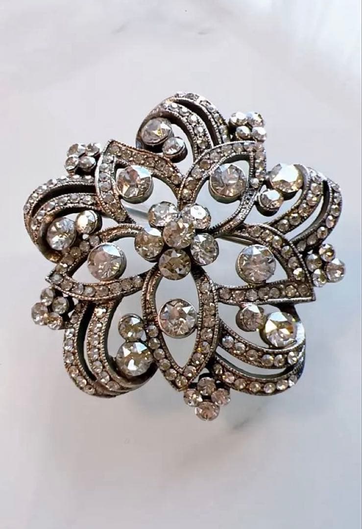 美品 FOXEY 花形 シルバーブローチ クリスタル装飾 2026年最新】ブローチ フォクシーの人気アイテム - メルカリ
