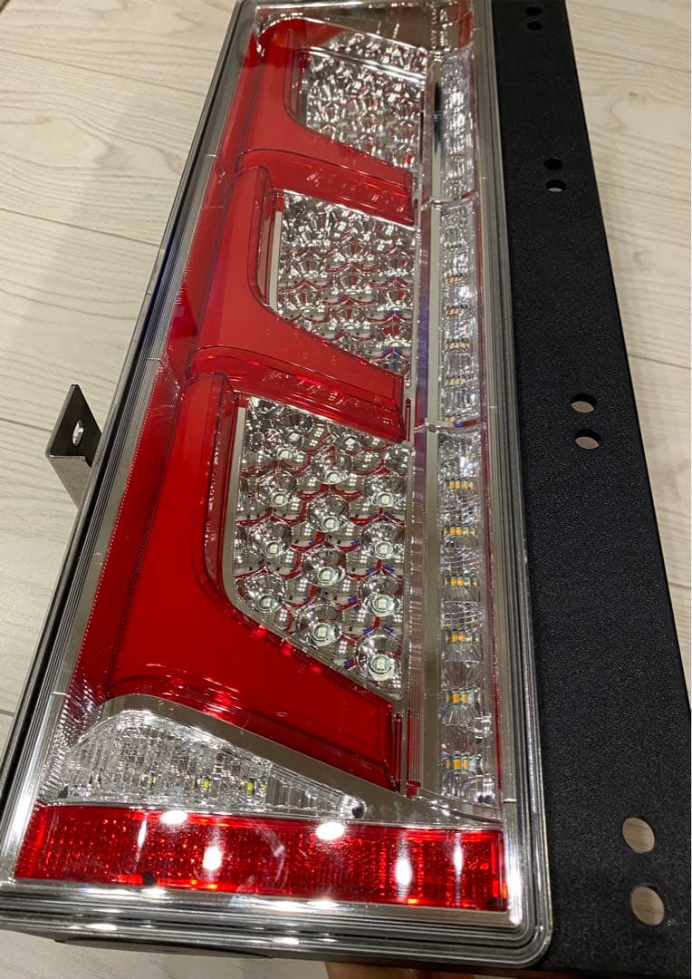 中古 小糸 KOITO 3連LEDテールランプ - メルカリ