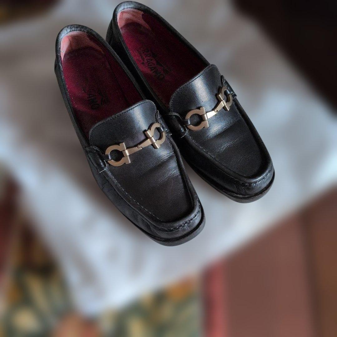 フェラガモローファー 金具付き - メルカリ