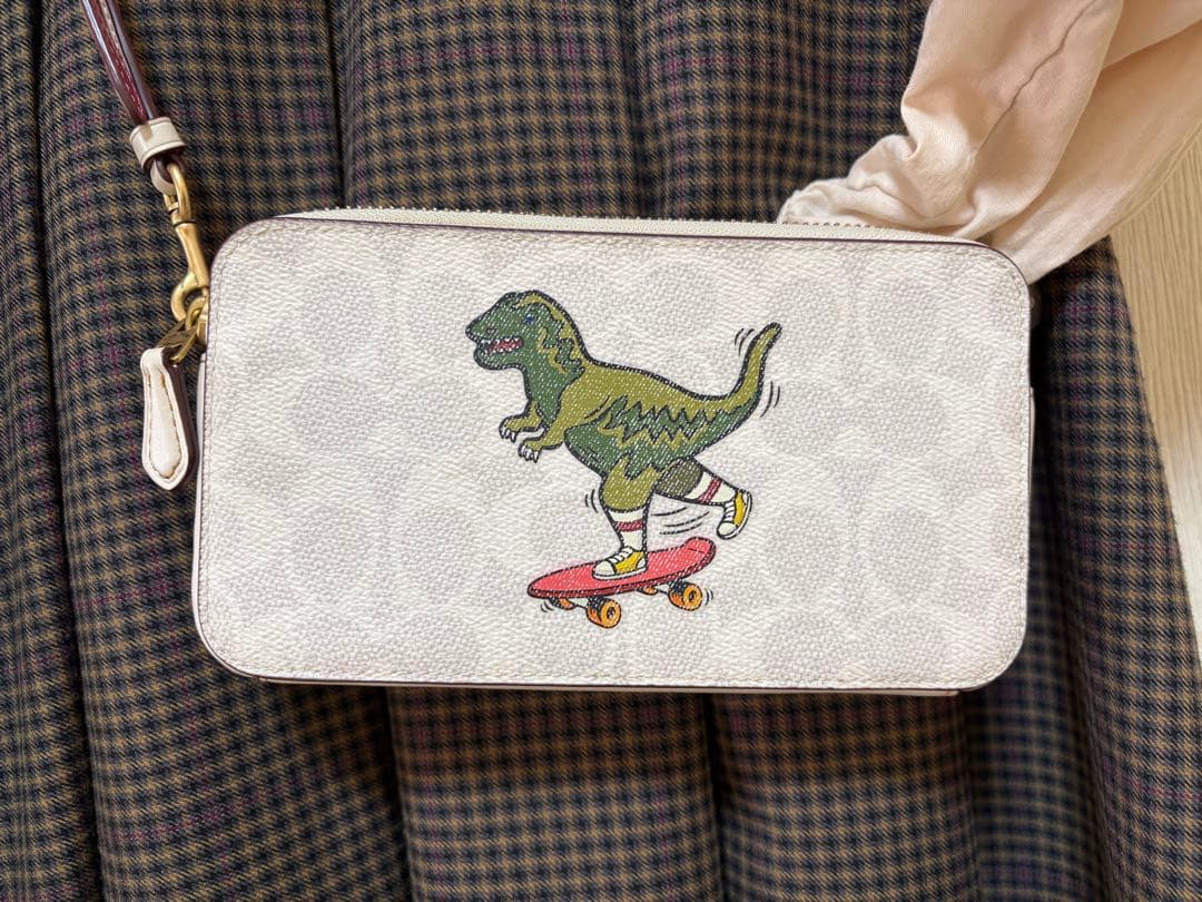 ユ*オ様 【レキシー】COACHポシェット 訳あり即発Coach Kittレキシー恐竜＆ロゴ柄クロスボディバッグ (Coach