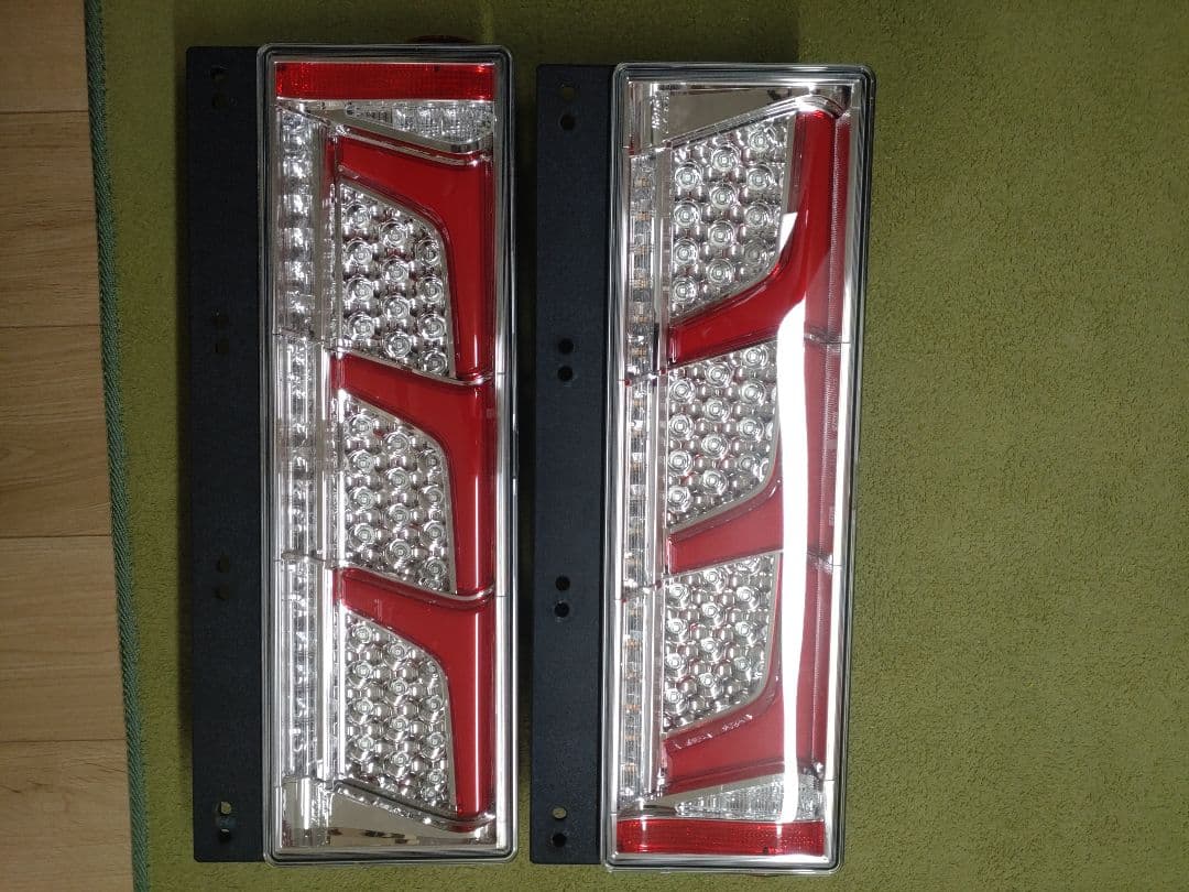 小糸 ３連LEDテールランプ 赤/クリア 小糸製作所 テールランプ LEDテールランプ 3連 L/R レッドVer：リレー