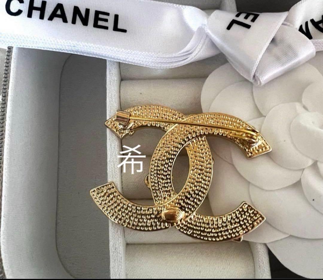 海外で買い集めた CCロゴブローチ、パールやハートモチーフ付き - メルカリ