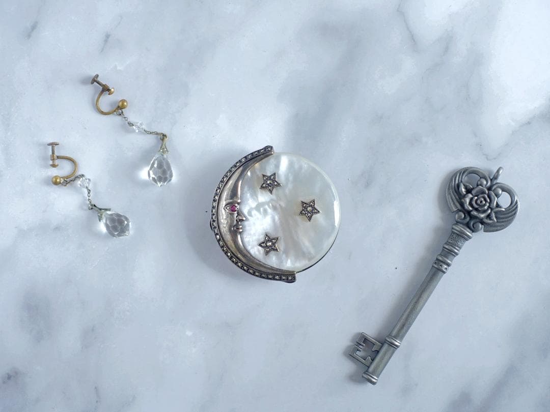 アメリカンヴィンテージ マザーオブパール ルビーの瞳を持つ月