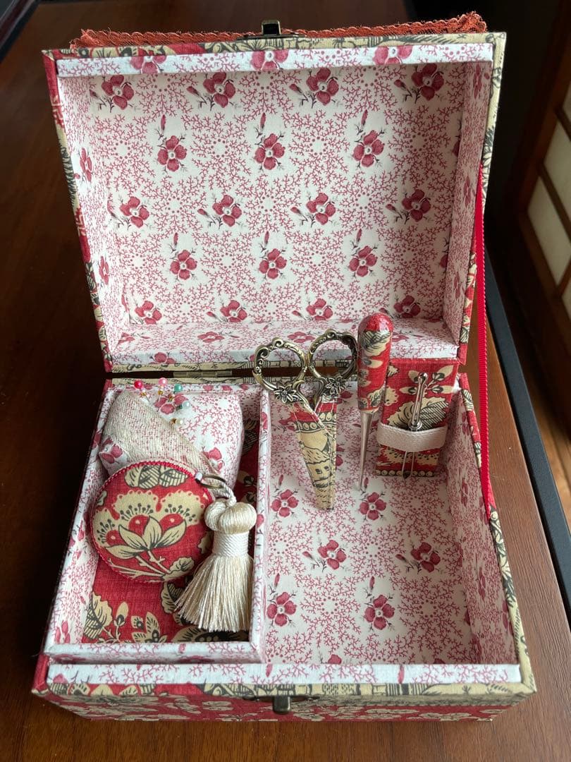 カルトナージュ裁縫箱(中)イギリス生地　アンティークレースとビーズ カルトナージュ ミニ裁縫箱 お色がアンティーク風で可愛い‼︎ レース