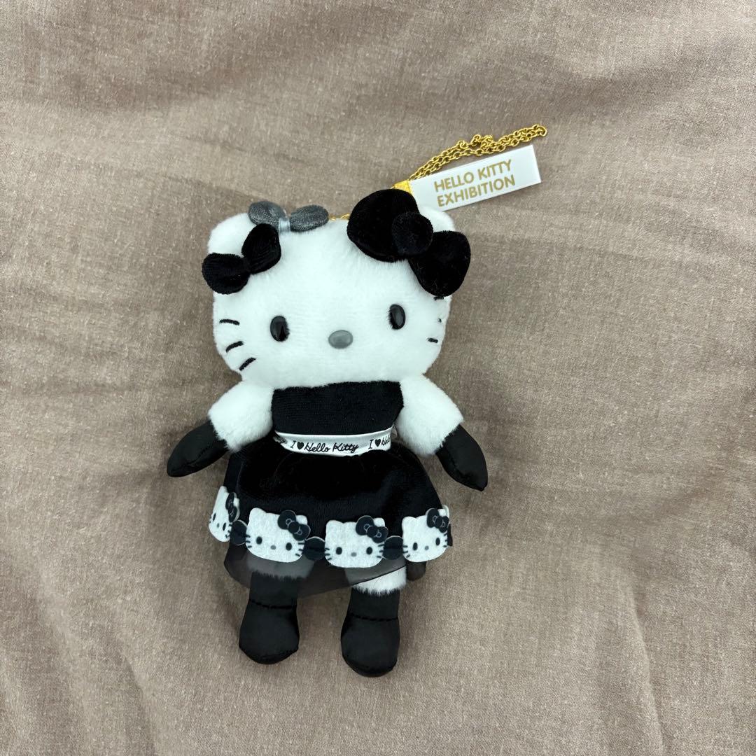 ハローキティ展 モノトーンドレス ぬいぐるみキーホルダー - メルカリ