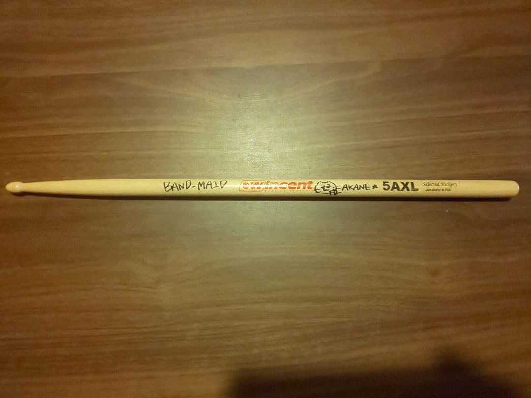 BAND-MAID 茜サイン入りドラムスティック BAND-MAID AKANE初のシグネチャー・スティックが完成！ 12月14日発売