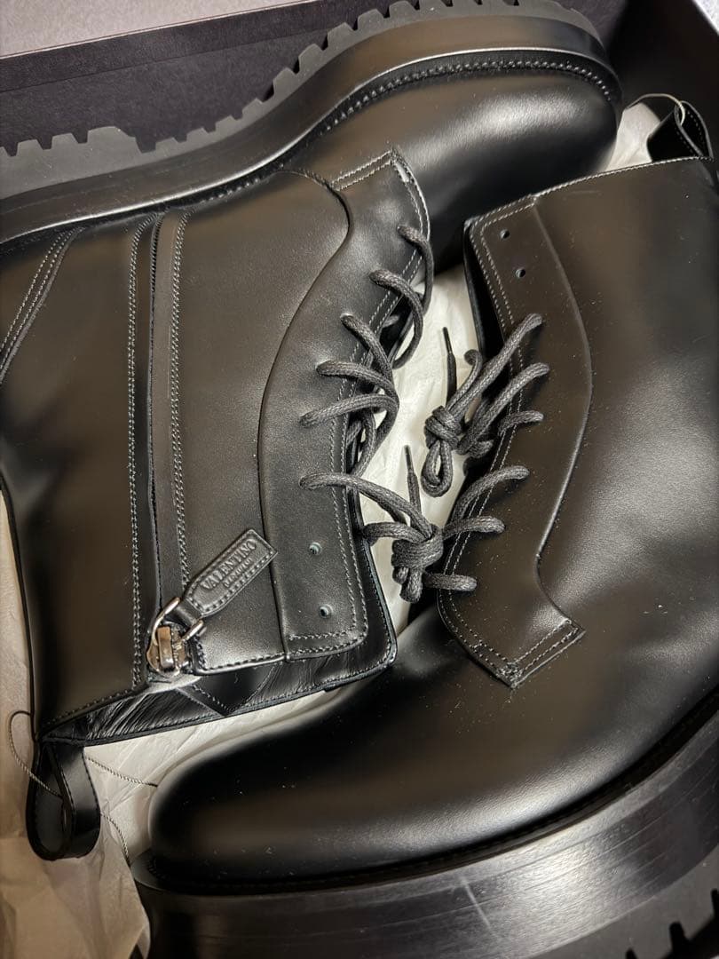 新品未使用 VALENTINO ヴァレンティノコンバットブーツ EU43 - メルカリ