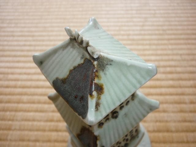 希少 中国 元代から明代（1368～1644）◇龍泉窯 仏塔・仏舎利塔 飛青磁