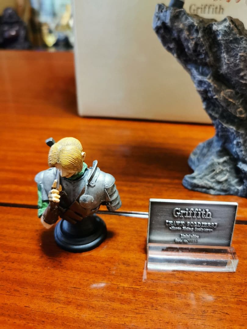 グリフィス鷹の団乗馬、ジュドー胸像付限定版 - メルカリ