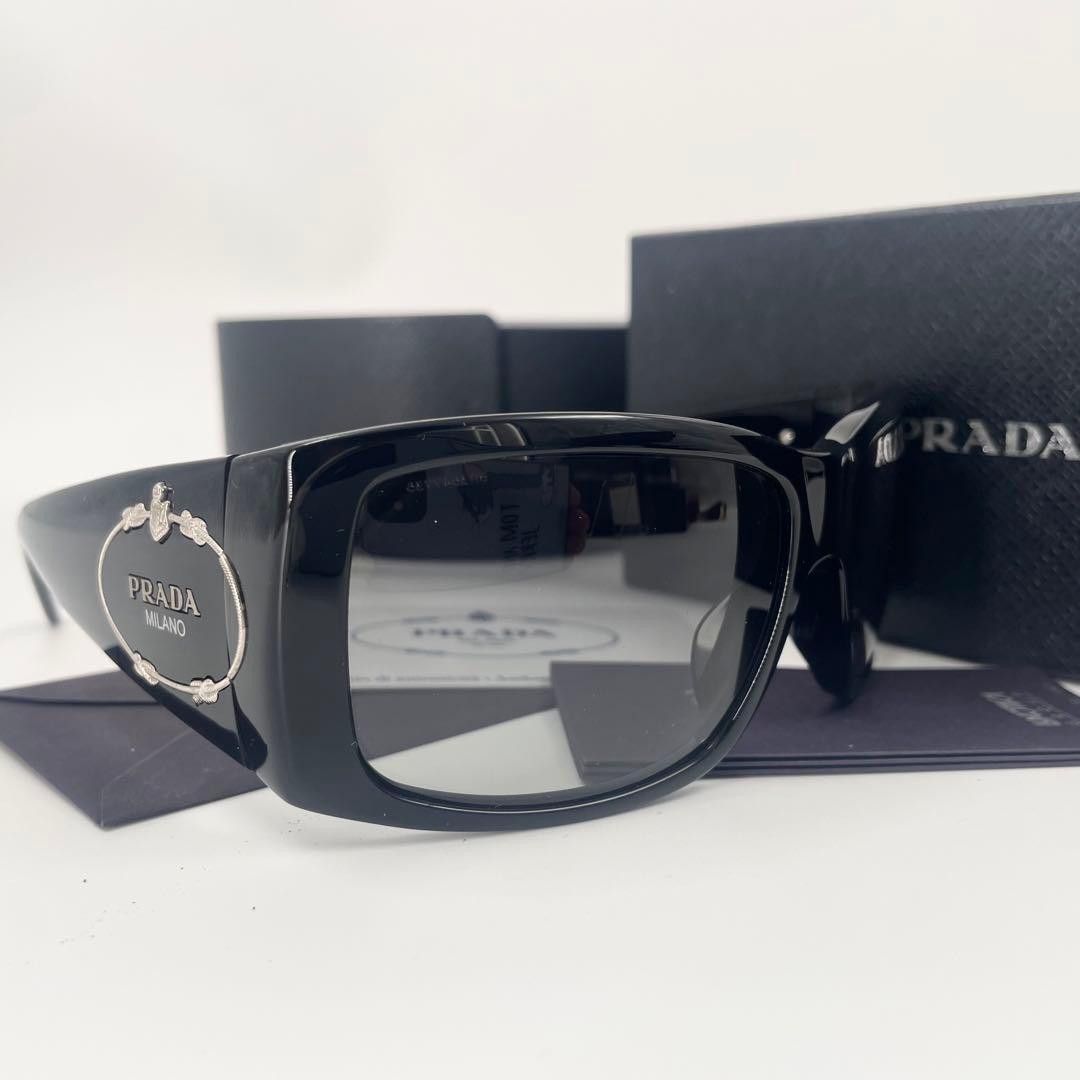 【✨未使用級 付属品完備】 プラダ サングラス メタルロゴ Y2K ブラック PRADA(プラダ) Icon Metal Sunglasses アイコンメタル サイドロゴ