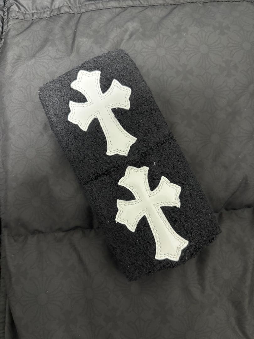 新品クロムハーツ リストバンド セメタリークロス レザー 黒白 ブラック CHROME HEARTS+ セメタリー クロス リスト バンド 2個付き (CHROME