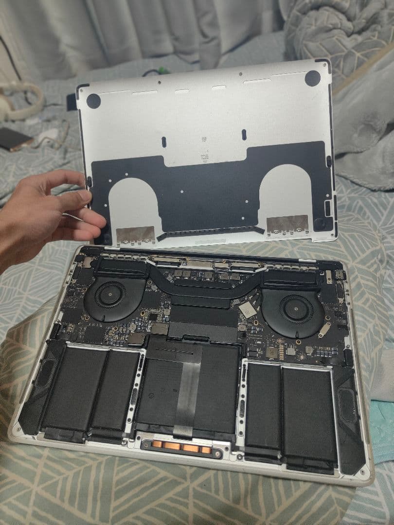 macbook pro 2018, 13 inchi(ジャンク)完全に壊れている - メルカリ
