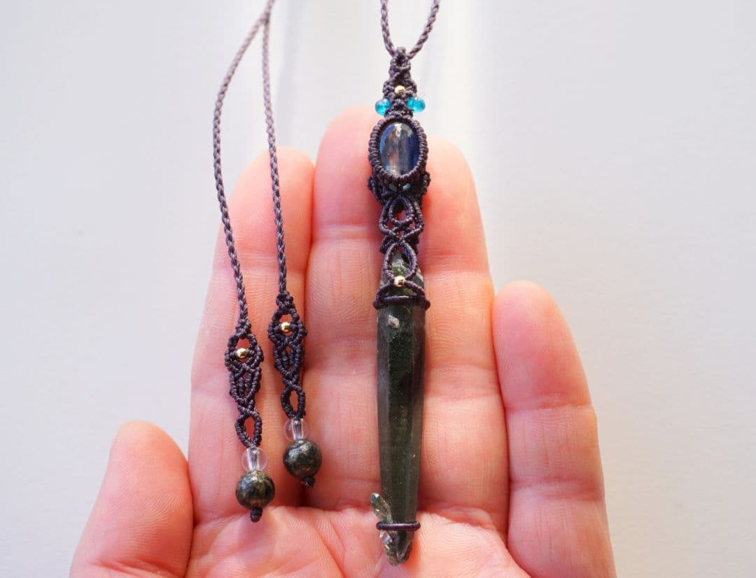 《P.》クリスタルポイント&カイヤナイト　マクラメネックレス