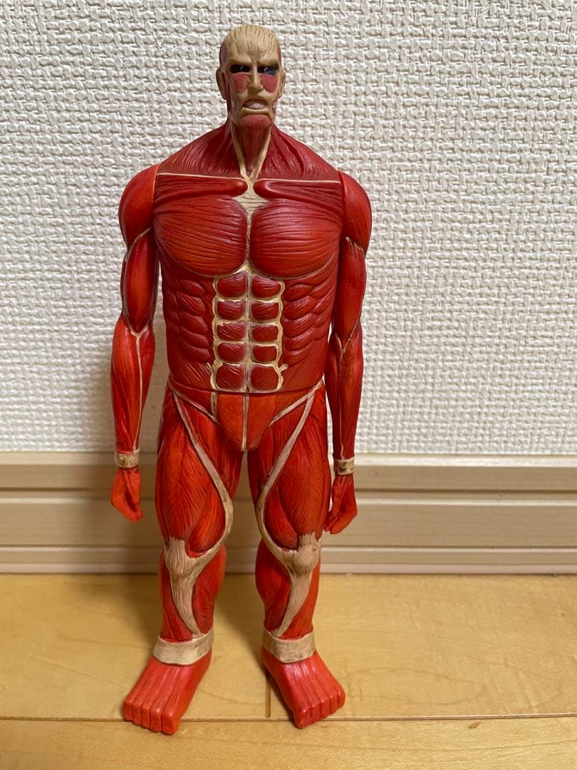進撃の巨人 超大型巨人 ムキムキソフビフィギュア - メルカリ