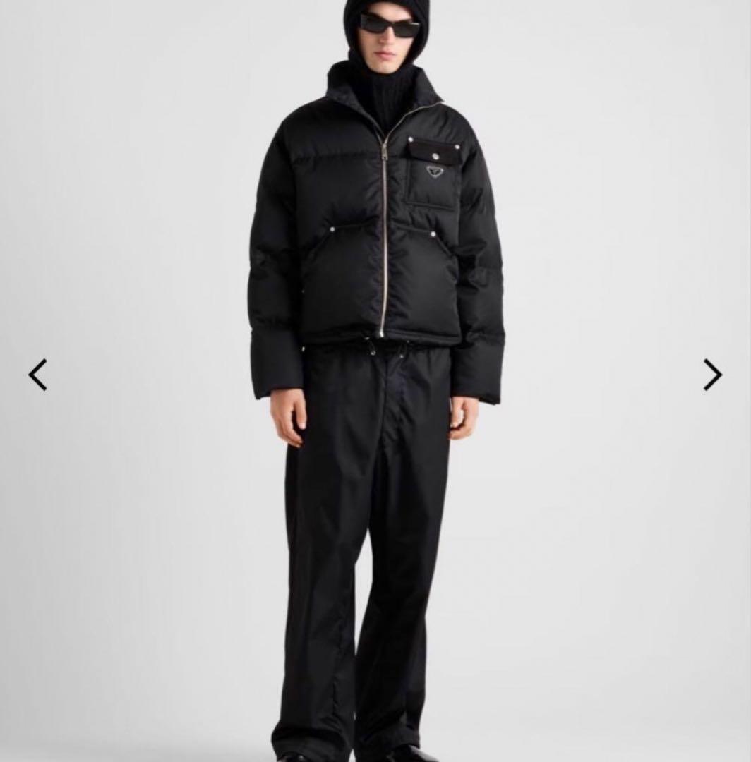 PRADA クロップド Re-Nylon ダウンジャケット PRADA》Re-Nylonクロップドダウンジャケット (PRADA/ダウンジャケット
