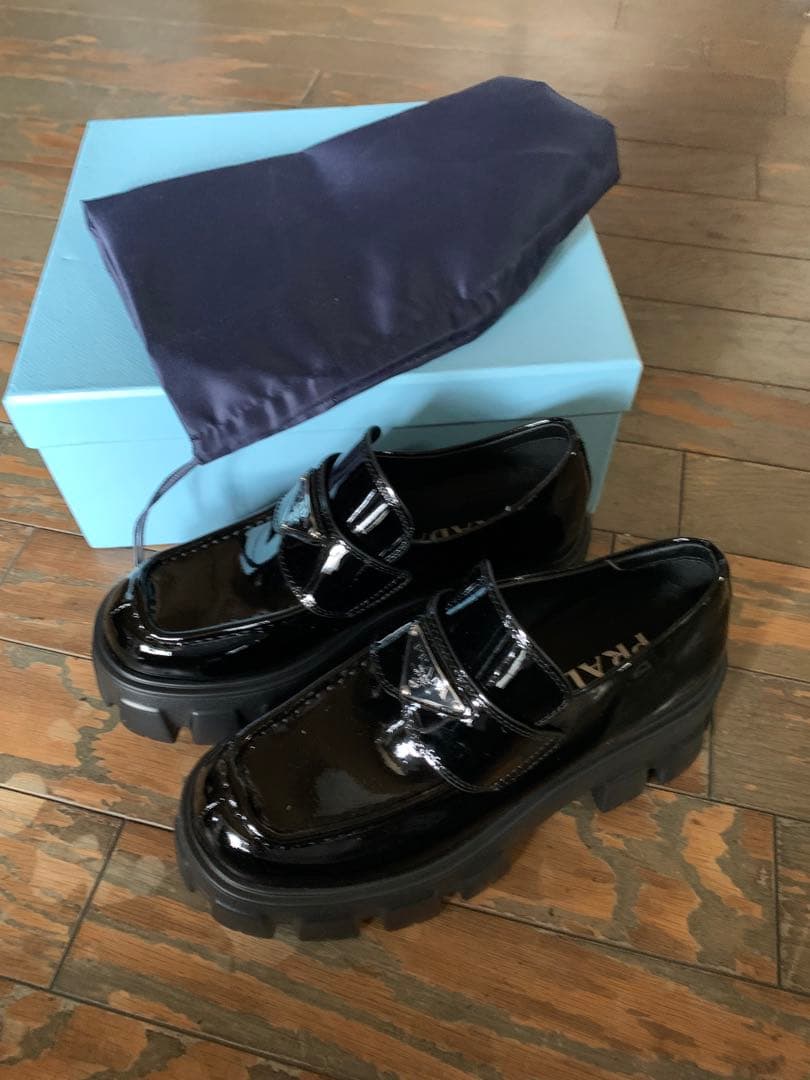 新品！プラダ　ブラッシュドレザー　パテントレザー　モノリス　ローファー　37 プラダモノリスブラッシュドレザーパテントレザーローファー37