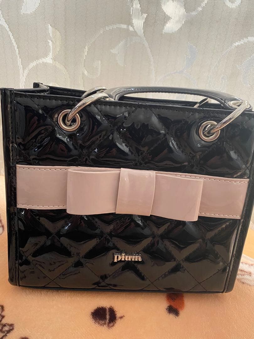 pium エナメルリボン付きバッグ エナメルリボンキルティングミニウォレット – pium