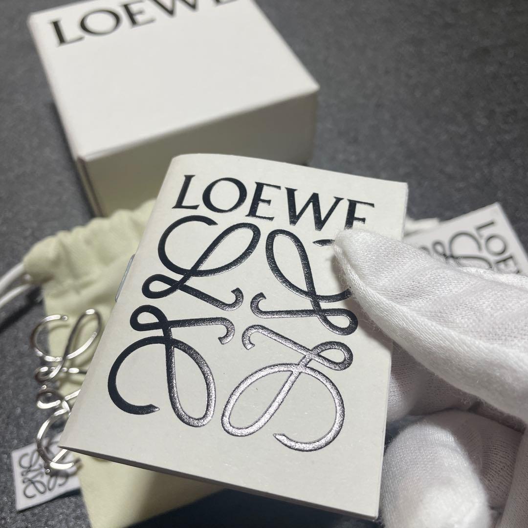 LOEWE シルバーブローチ ロゴデザイン 最低 価格