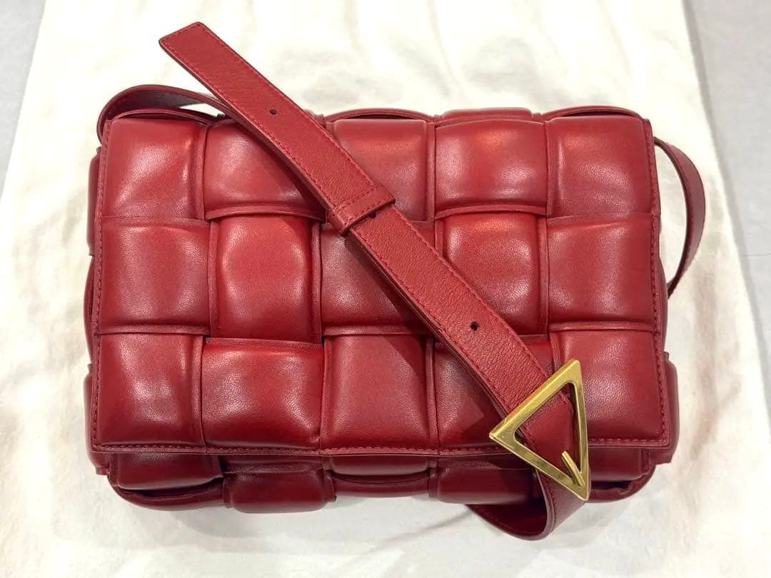 美品Bottega Veneta ボッテガ ヴェネタ パデット カセット レッド BOTTEGA VENETA（ボッテガ・ヴェネタ） ショルダーバッグ CASETTE