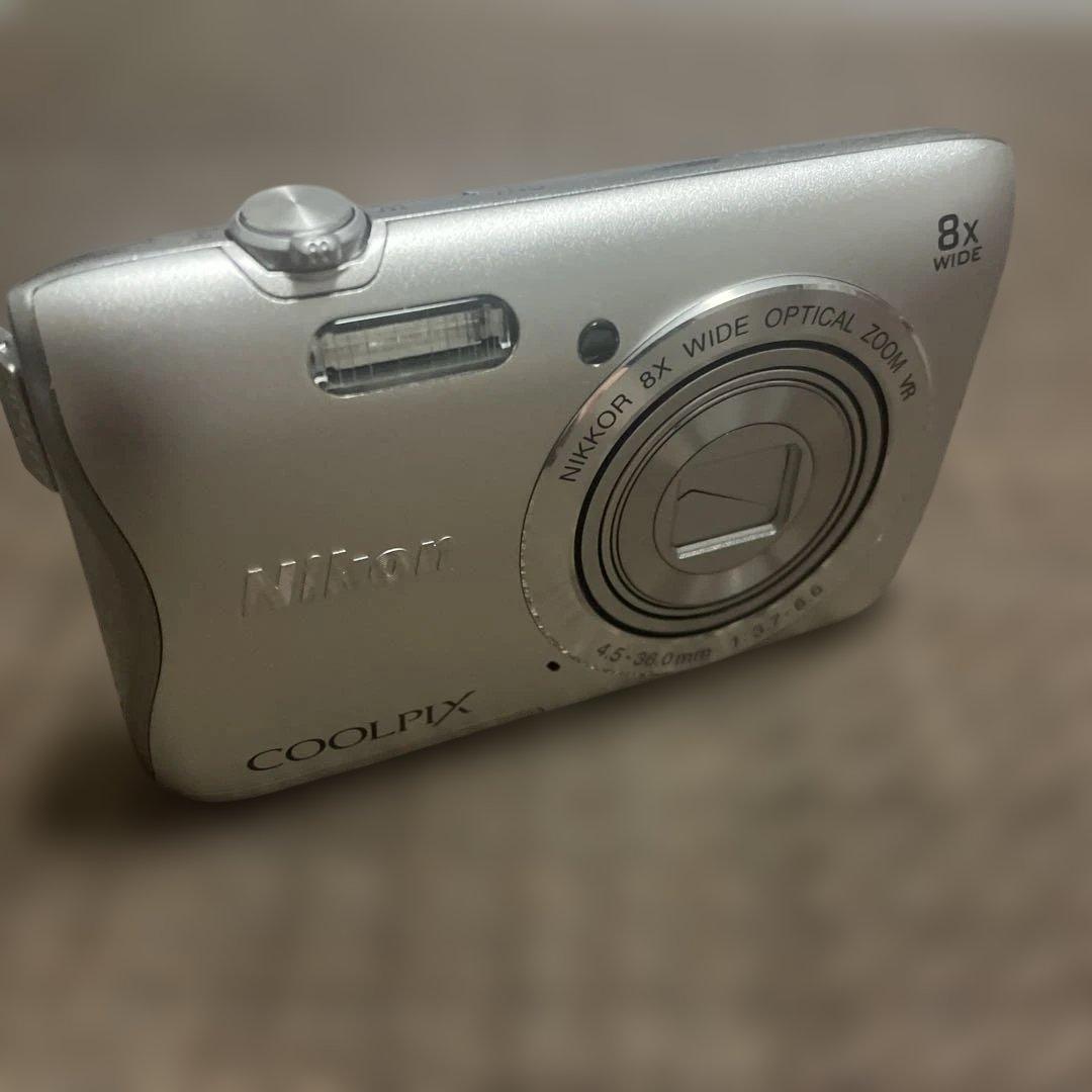 Nikon デジカメ　クールピクス　S3700 シルバー　中古簡易動作 極上美品》 中古カメラ コンパクトデジタルカメラ ニコン NIKON
