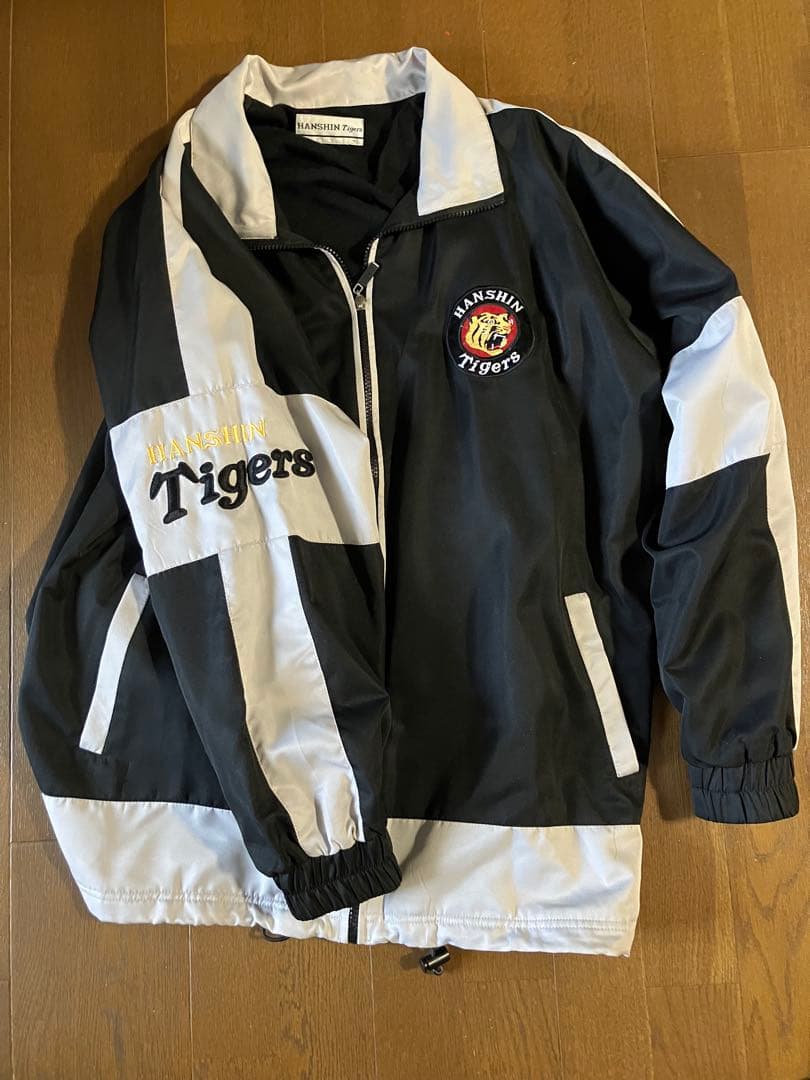 ☆阪神タイガース ジャケット ブラック ホワイト 腕.胸.背中に刺繍マーク 25v-tigers-705901_1.jpg