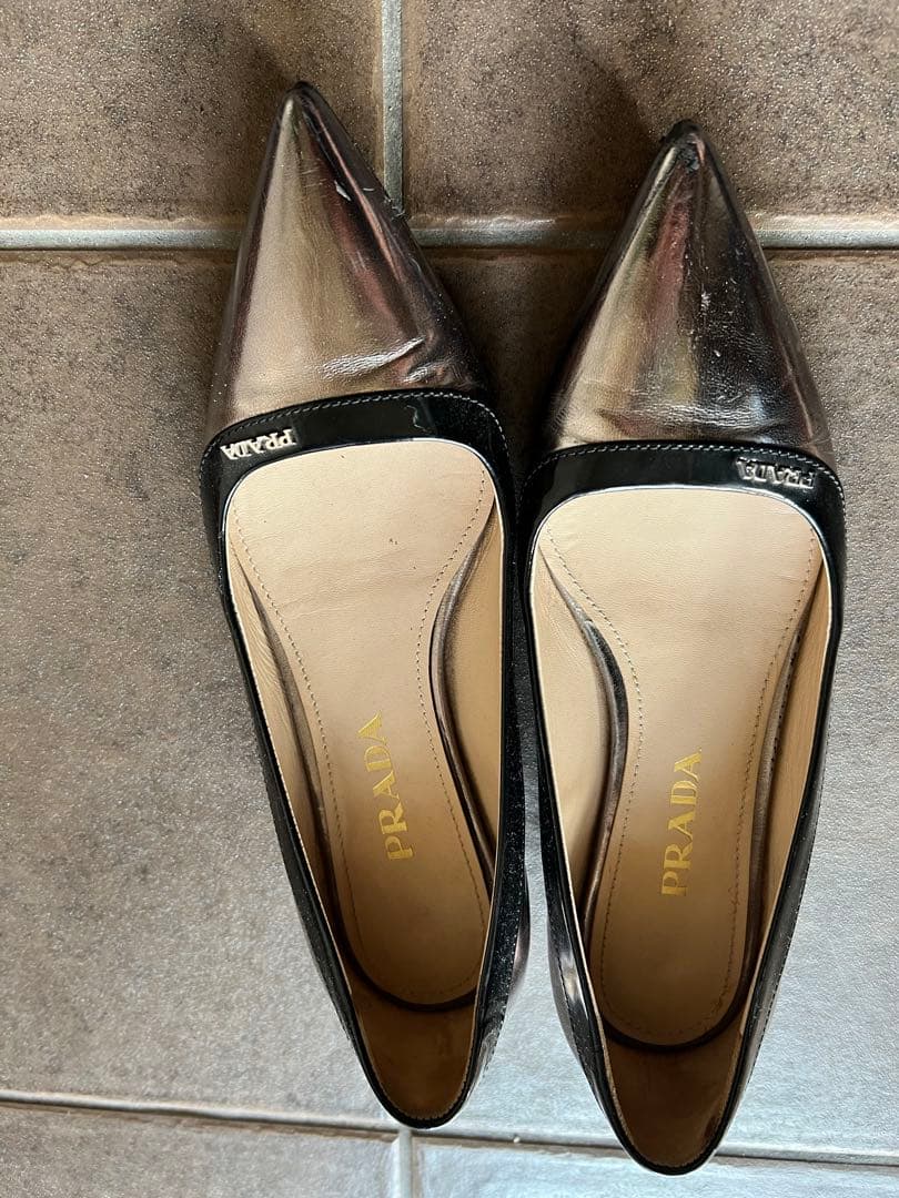 PRADA シルバー ポインテッドトゥ フラットシューズ - メルカリ