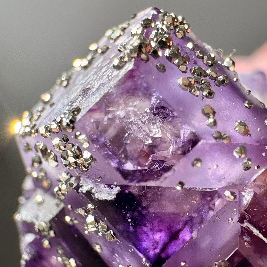 561 中国 内モンゴル産 フローライト&パイライト 中国・内モンゴル産 フローライト – 天然石ハッピーギフト