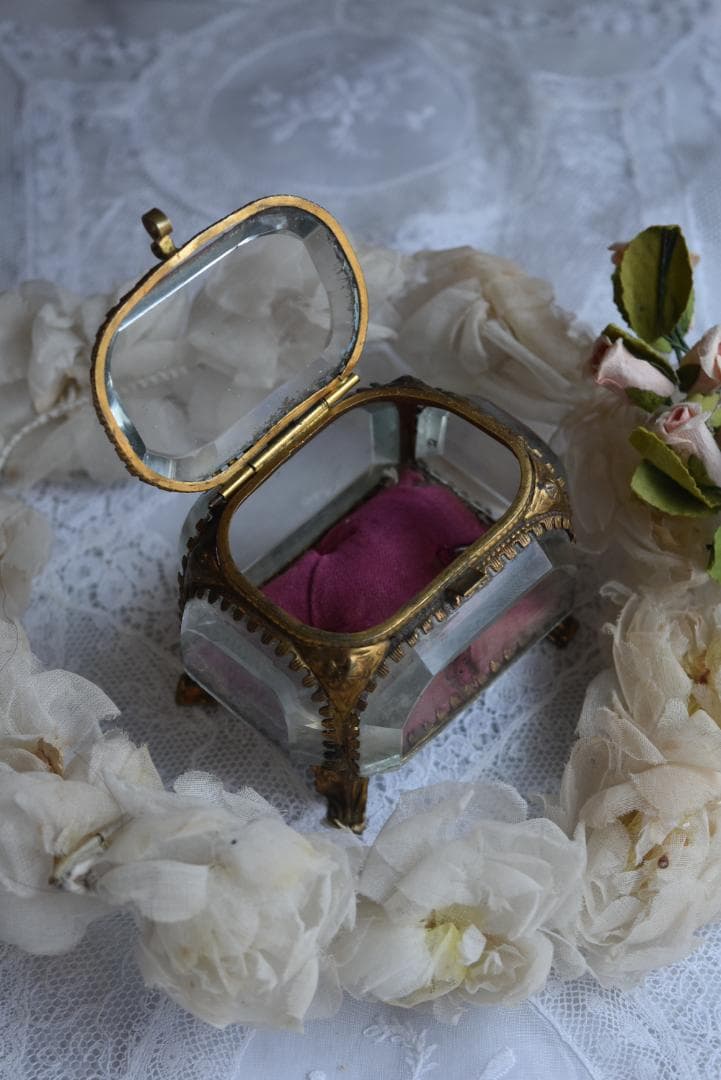 フランスN3　美しい宝石箱　シルク地　ジュエリーボックス　アンティーク アンティークジュエリーボックス | フランス オルモルとベベルガラスの