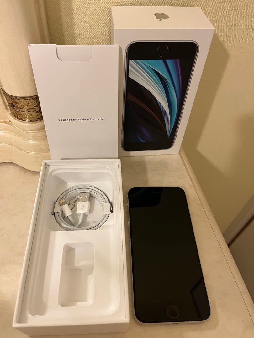 Apple iPhone SE (第2世代) ホワイト　本体　64GB Amazon.com: Apple iPhone SE (2nd Generation), US Version, 64GB