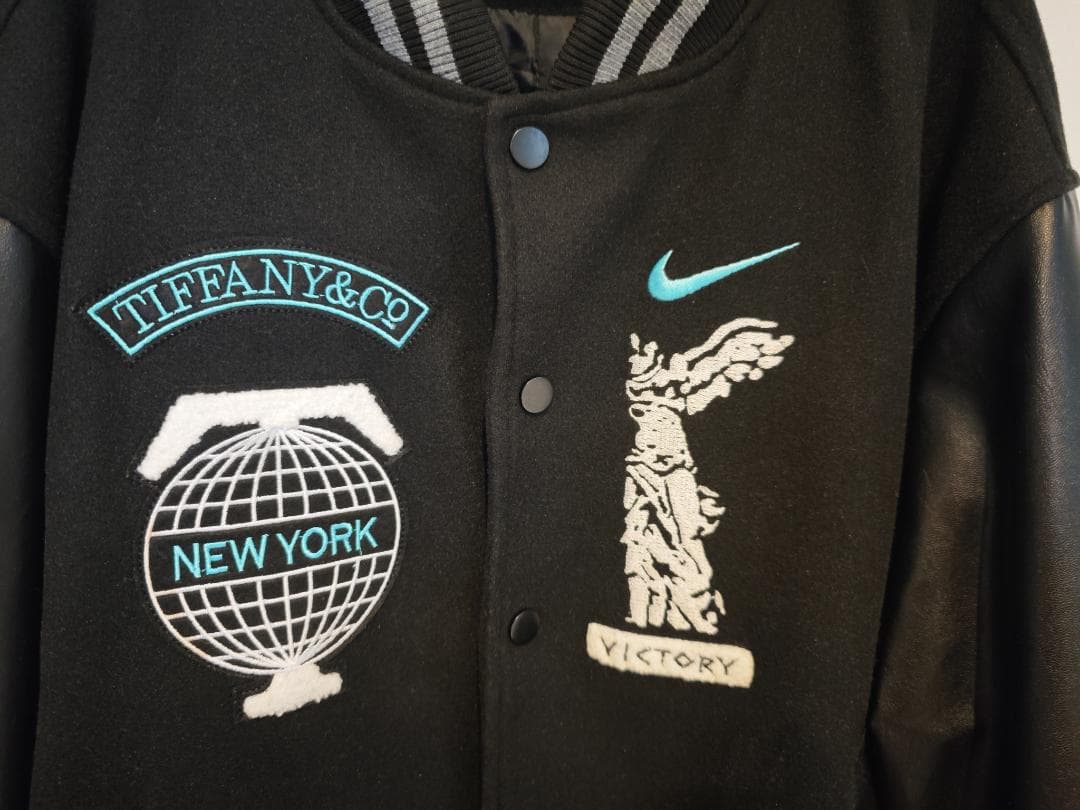 Nike スタジャン Tiffany & Co.刺繍付き レプリカモデル - メルカリ