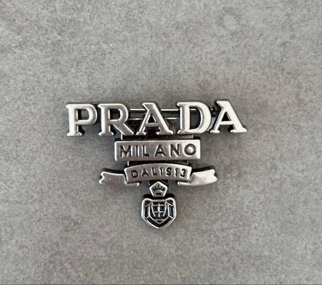 PRADA プラダ　ノベルティ　ブローチ PRADA - プラダ PRADA ブローチ サフィアーノ ブラック 中古 新入荷
