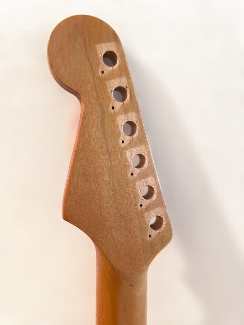 ストラトタイプ・ハードテイル・エレキギター・ボディとネックの