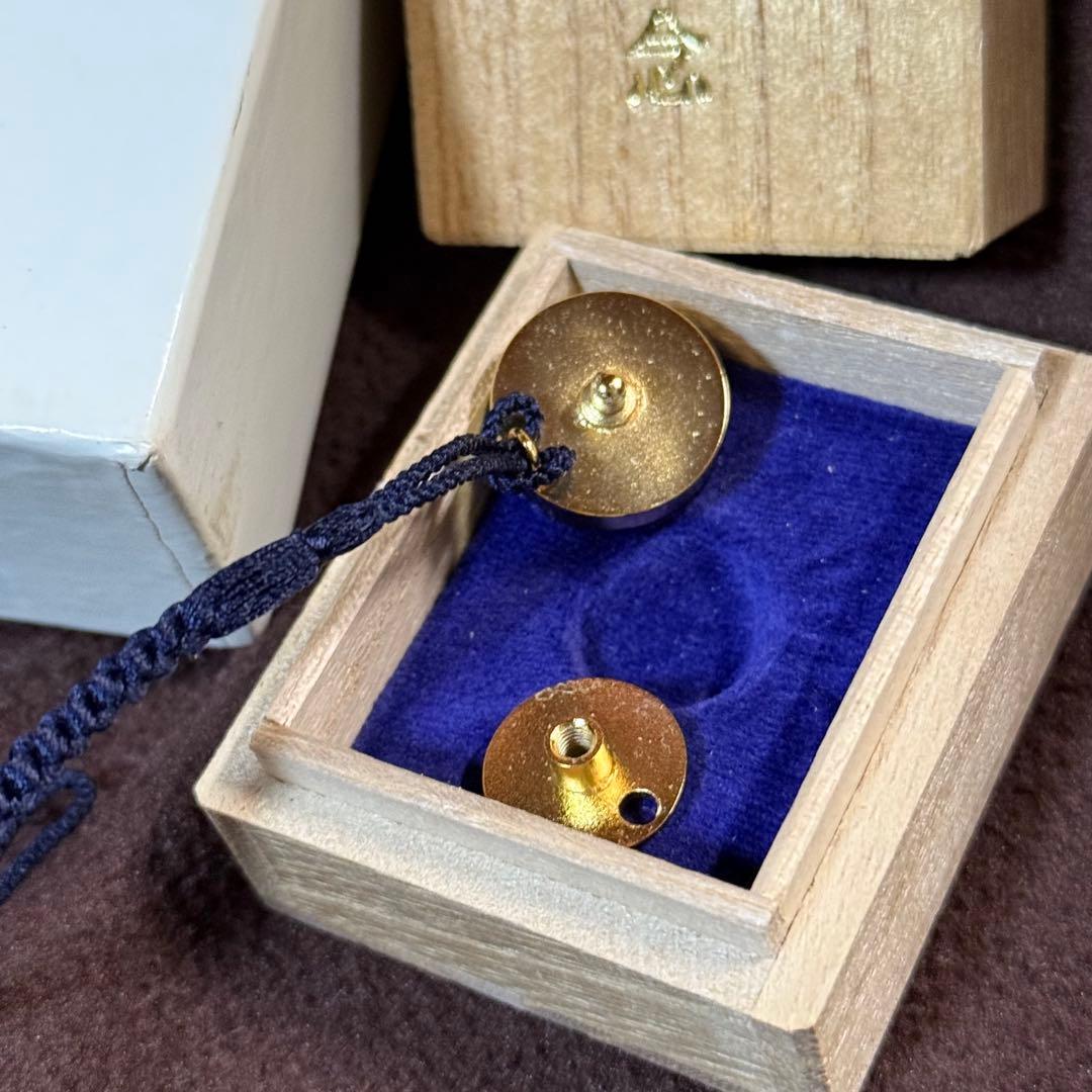 叙勲記念 菊花紋章 バッジ 菊紋 記章 徽章 襟章 勲章 皇室 叙勲 桐箱