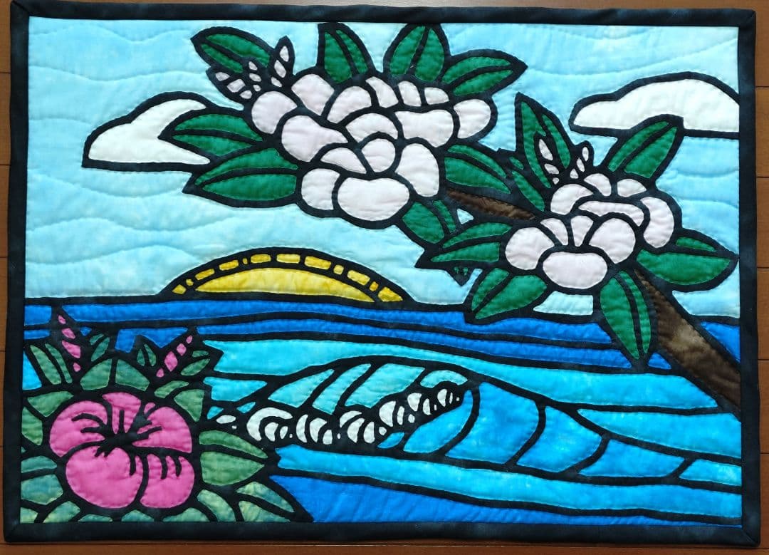 ハワイアンキルト＊ステンドグラスキルトのタペストリー 干支キルト：ひつじとハイビスカス ステンドグラスキルトタペストリー