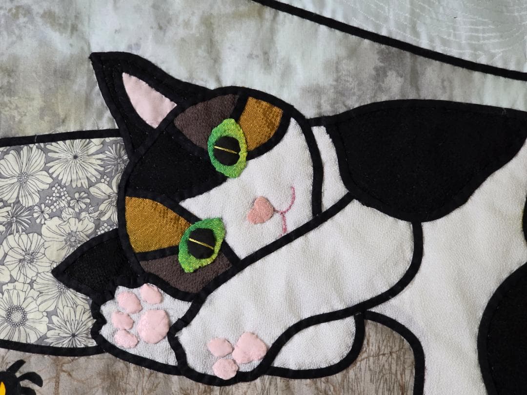 ハンドメイド ステンドグラスキルトタペストリー 猫とコスモス