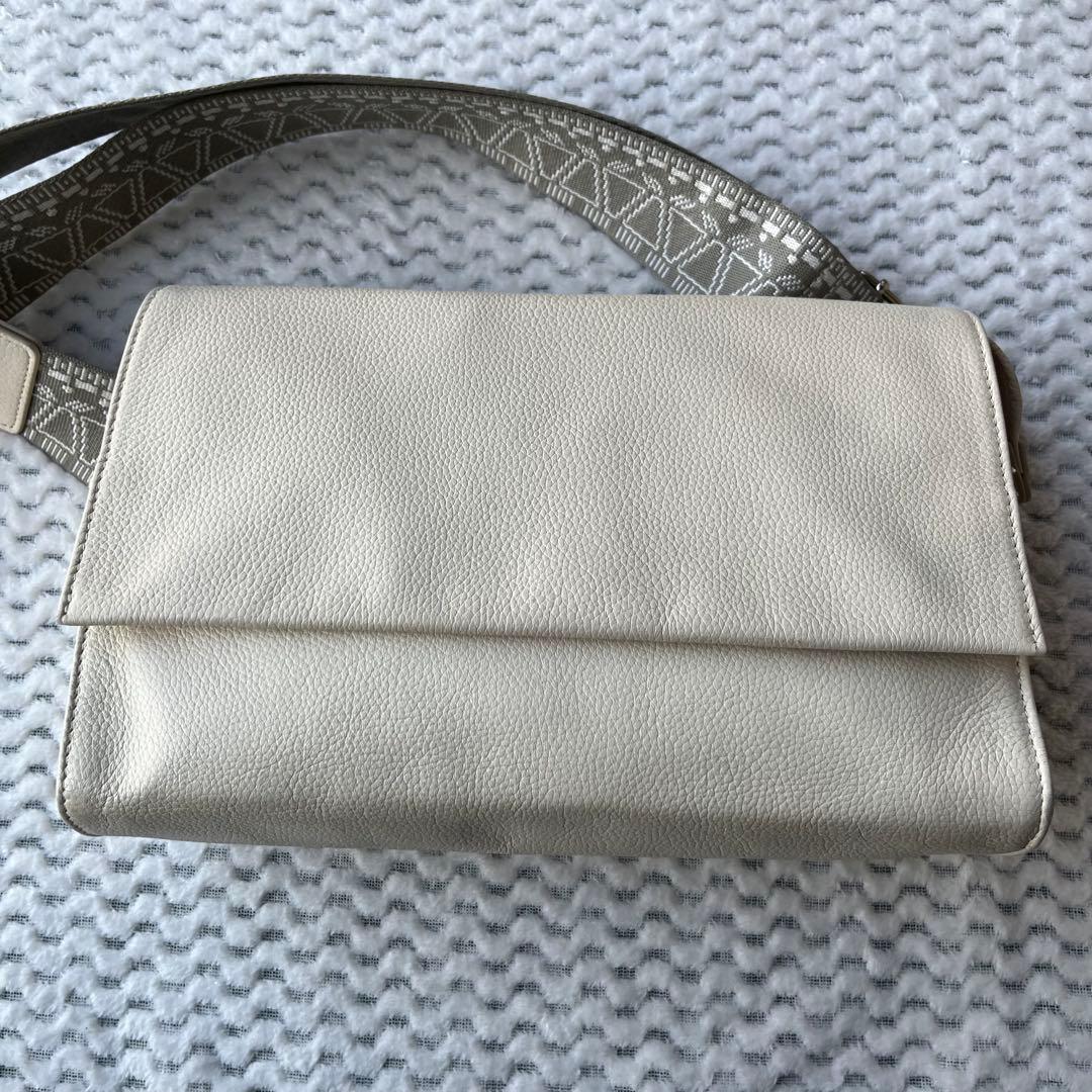 販売終了品 イアパピヨネ 《本革》柄ワイドテープショルダーバッグ ホワイト