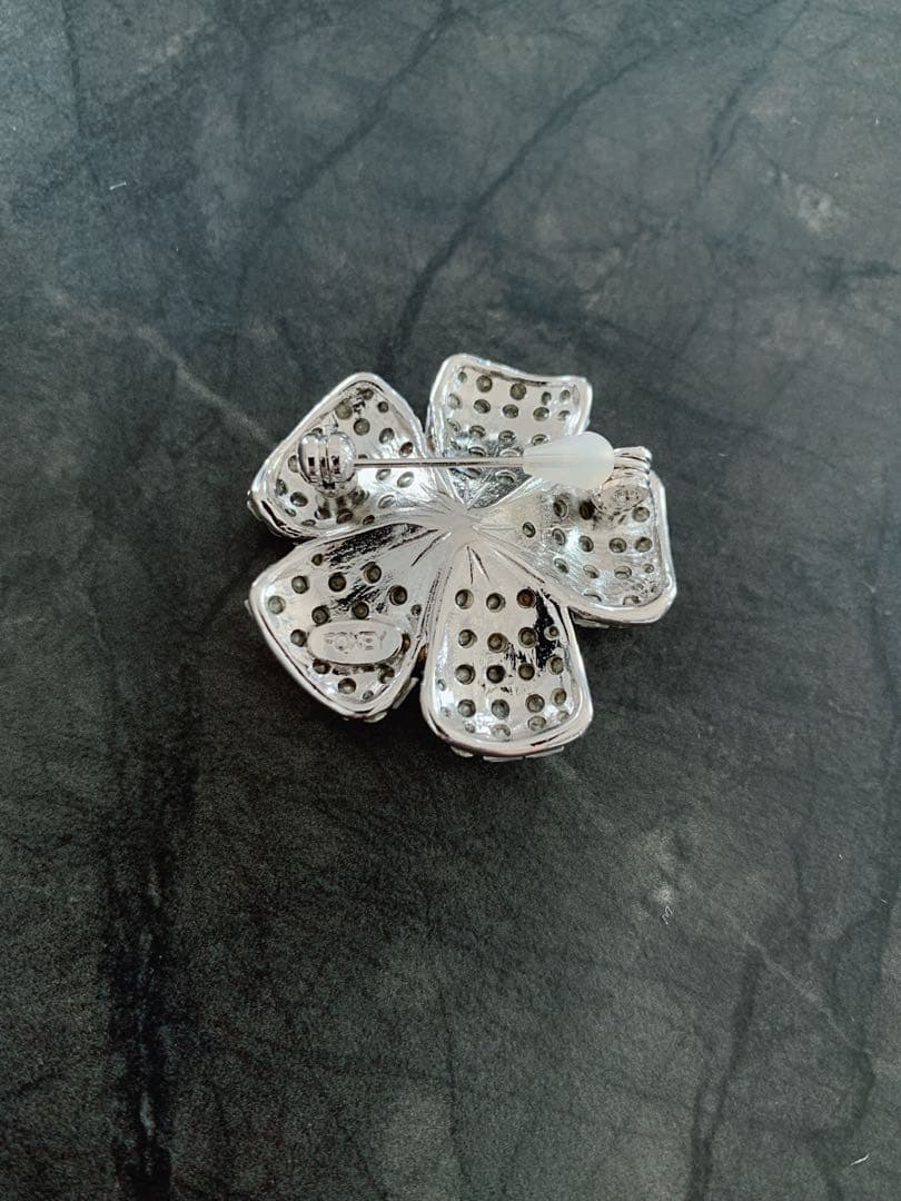 Oreo ★FOXEY定番ロングセラー ブローチ \"FLEUR\"　クリア