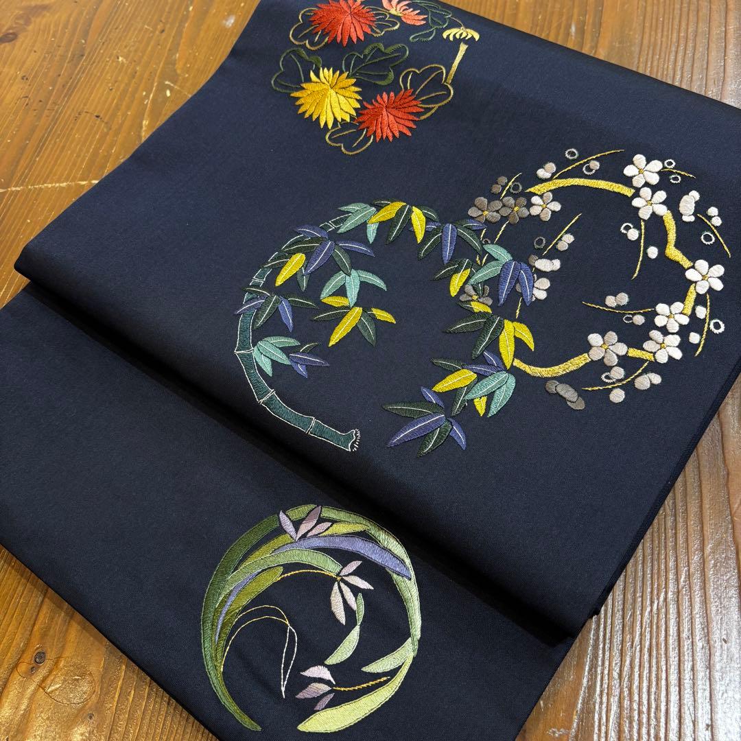名古屋帯 九寸名古屋帯 濃紺に花丸 刺繍 開き名古屋 長さ366 o1588